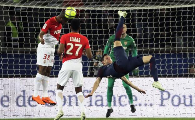 Draxler ejecuta un acrobático remate durante el partido que midió al PSG con el Mónaco. 
