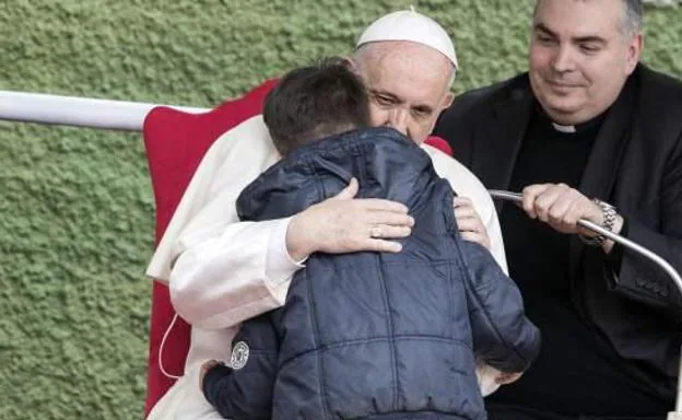 El papa, juinto al niño que le hizo la pregunta