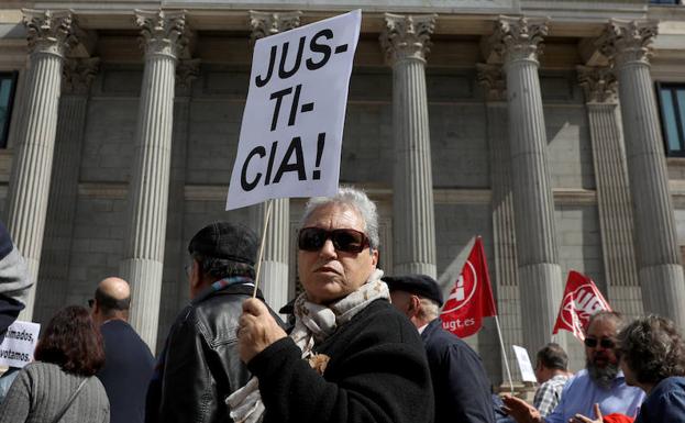 La manifestación de los pensionistas en Madrid, a su paso por el Congreso.