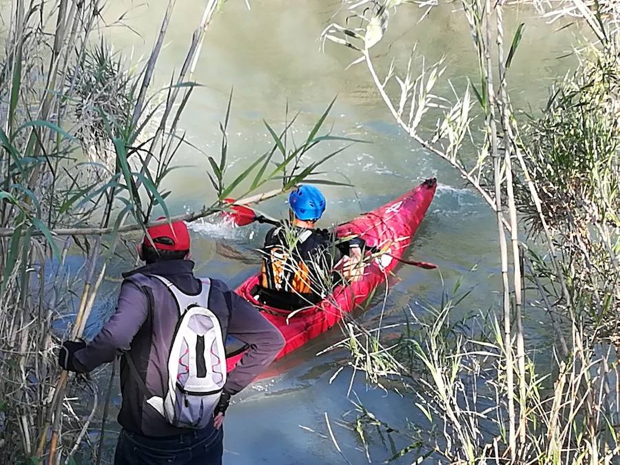 Los familiares instan a los cuerpos de seguridad a realizar una nueva búsqueda exhaustiva bajo las aguas del río Segura
