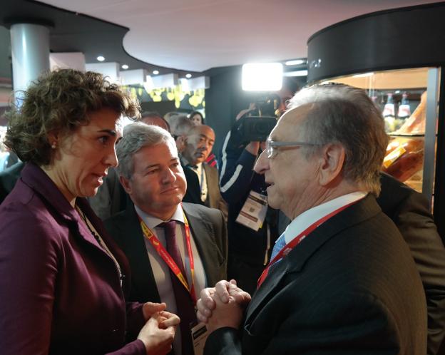 La ministra Dolors Montserrat charla, ayer, con el presidente del Grupo Fuertes, Tomás Fuertes.