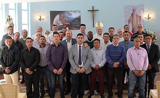 El obispo de Cartagena, José Manuel Lorca Planes, junto a los presos confirmados del centro penitenciario de Sangonera La Verde.