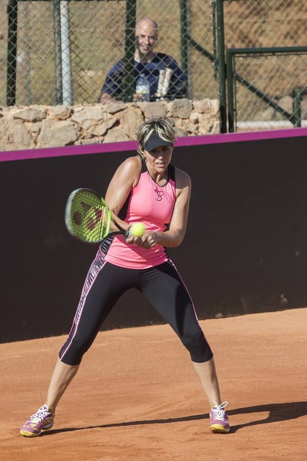 La yeclana María José Martínez, de 35 años, y la canaria Carla Suárez, de 29, fueron ayer las dos primeras jugadoras del equipo español de Copa Federación en tomar el pulso a la tierra batida del complejo de tenis de La Manga Club