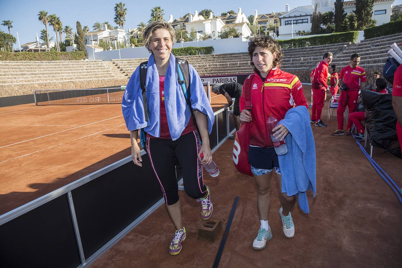 La yeclana María José Martínez, de 35 años, y la canaria Carla Suárez, de 29, fueron ayer las dos primeras jugadoras del equipo español de Copa Federación en tomar el pulso a la tierra batida del complejo de tenis de La Manga Club
