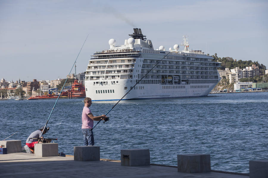 El barco 'The World', ayer, en Cartagena.