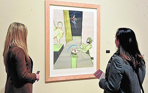 Dos mujeres observan una obra de Francis Bacon, ayer, en el Mubam.
