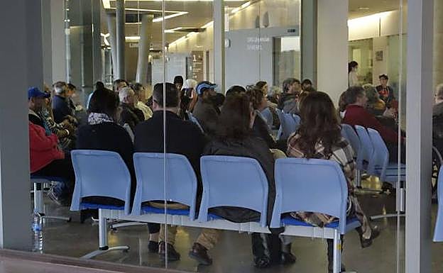 Usuarios, en la sala de espera de Urgencias del Santa Lucía, en una imagen de archivo. 