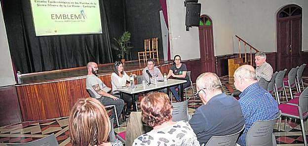 Charla informativa de la Consejería de Salud sobre el próximo estudio epidemiológico, ayer por la tarde en el local social de El Llano del Beal.