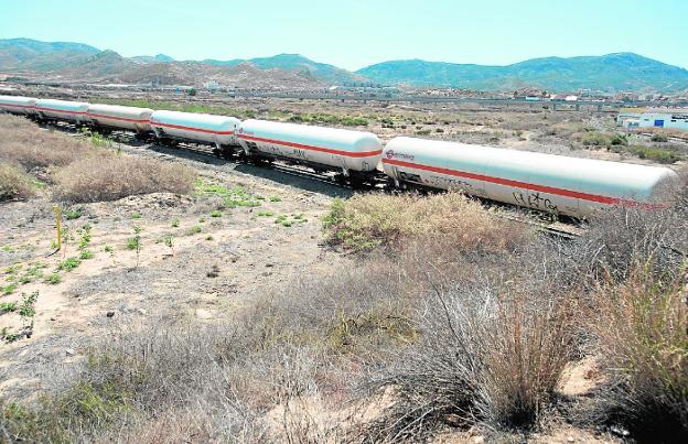 Un tren de mercancías, atravesando ayer los terrenos de El Hondón.