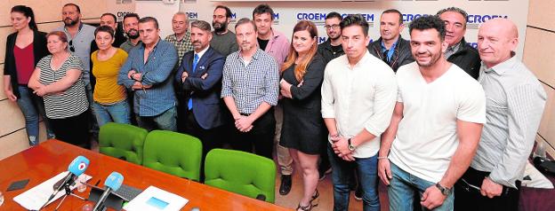 Jesús Jiménez, presidente de Hostemur, con corbata, junto al ingeniero Salvador Domingo, de cuadros, y socios y colaboradores de la asociación, ayer, durante la comparecencia en la Croem.