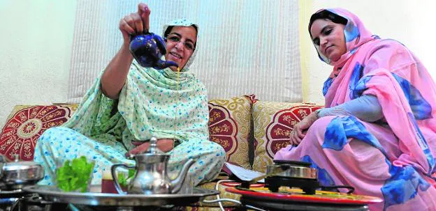 Fátima Mohamed Salem, delegada del Frente Polisario en la Región, sirviendo el té con Bekia Mohamed Bachir.