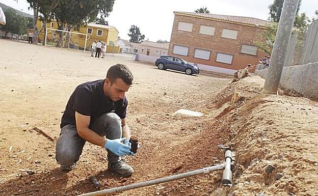 Imagen de archivo de las catas que se realizaron en el colegio de El Llano del Beal para comprobar la cantidad de metales pesados que había en el patio. 
