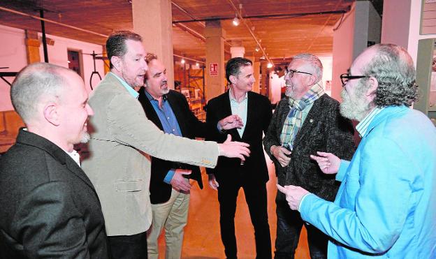 Los escritores murcianos Ginés Sánchez, Jerónimo Tristante, Manuel Moyano, José Manuel Jiménez y Patricio Peñalver (d), junto al crítico literario José Belmonte (2d), anoche, en los Molinos del Río de Murcia.