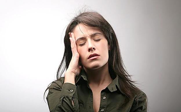 Una mujer con cefalea. 