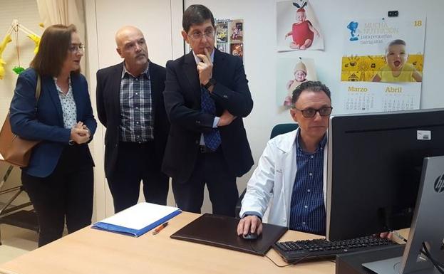 Manuel Villegas visita el centro de salud de El Ranero.
