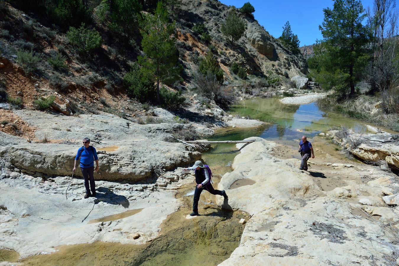 Fósiles, pozas y cursos de agua para disfrutar bajo los abrigos rupestres de los cortados del Torcal de Bojadillas