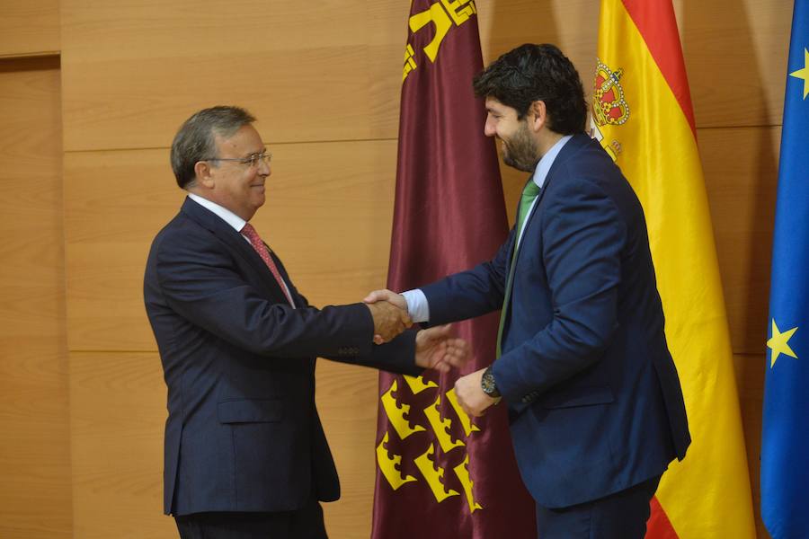 El presidente del Gobierno regional destaca que hace estos cambios en su Ejecutiva para «trabajar mucho más para que Murcia sea tierra de libertad»