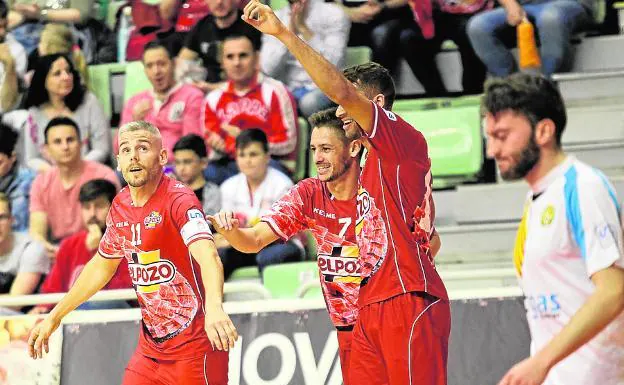 Xuxa y Pito celebran el primer gol con Miguelín delante.