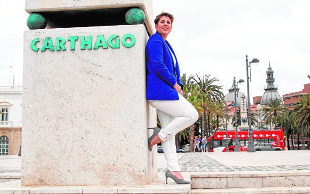 Noelia Arroyo, ayer en una de las columnas de la Escala Real, en el muelle de Alfonso XII. Al fondo, el Palacio Consistorial.