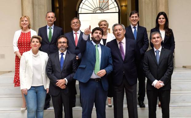 Foto de grupo del nuevo Gobierno regional de López Miras con los nuevos consejeros y los que permanecen.