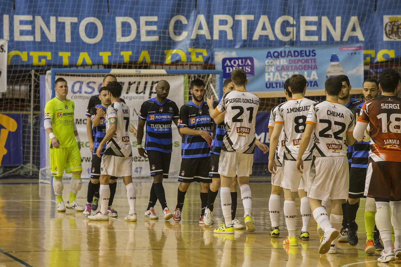 Las paradas del meta de Alcantarilla dan un punto a los cartageneros, que ahora necesitan ganar a Palma y alguna carambola para jugar el 'playoff'