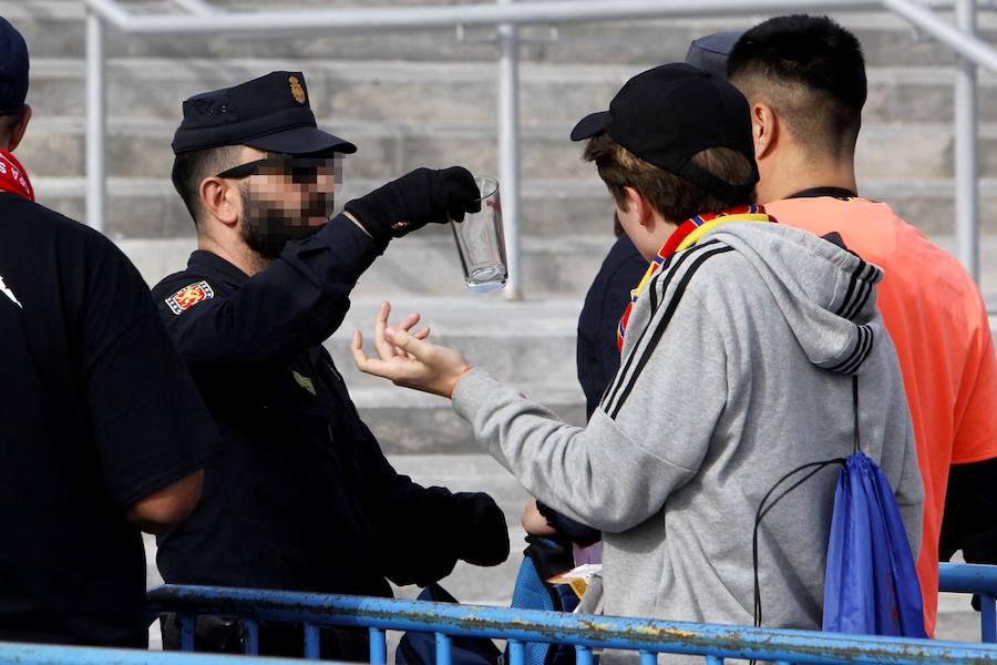 El Sevilla-Barcelona, un duelo marcado por la política y las reivindicaciones independentistas. En los exteriores del Wanda Metropolitano, se ha desplegado un amplio dispositivo de seguridad 