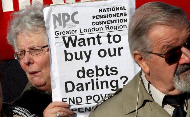 Un grupo de pensionistas participan de una protesta frente al Parlamento británico. 