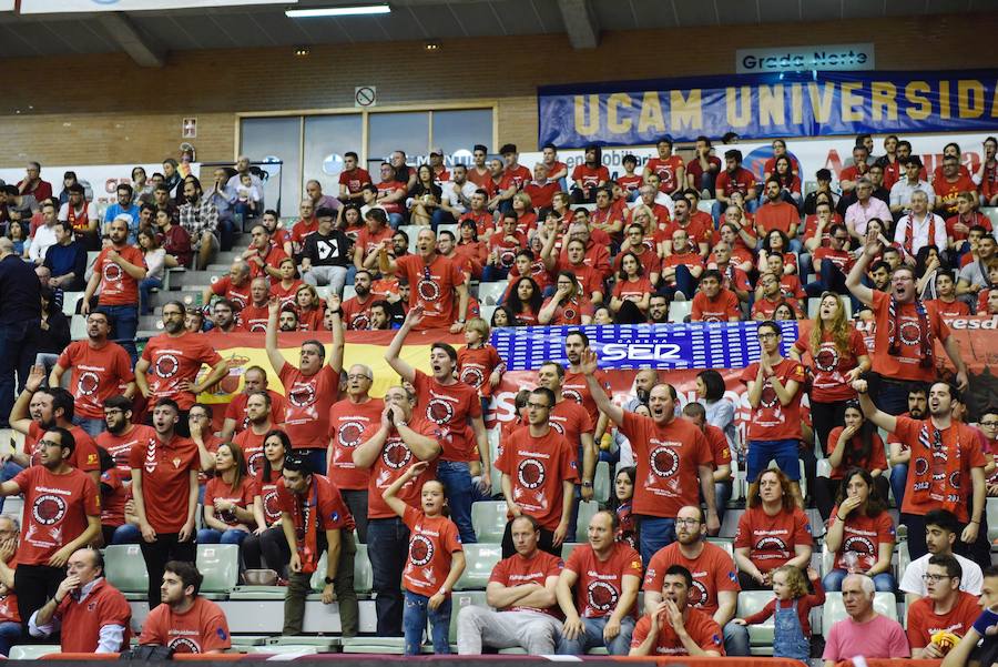 El equipo de Ibon Navarro se mantiene en los puestos de eliminatorias por el título arrasando al Tecnyconta Zaragoza en la segunda parte. La soledad de Neal por parte visitante – 31 puntos – contrastó con la fuerza como grupo del UCAM, con cuatro jugadores por encima de diez puntos