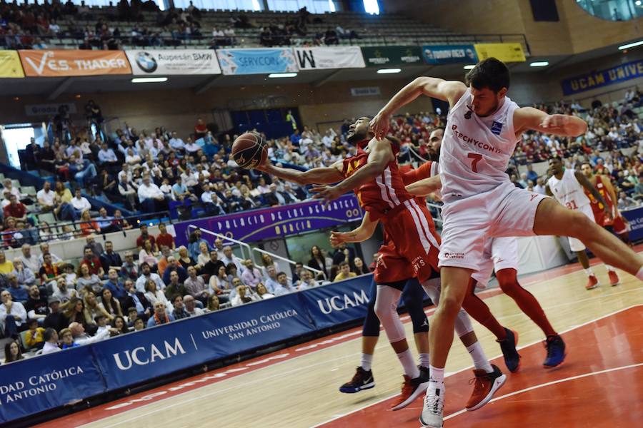 El equipo de Ibon Navarro se mantiene en los puestos de eliminatorias por el título arrasando al Tecnyconta Zaragoza en la segunda parte. La soledad de Neal por parte visitante – 31 puntos – contrastó con la fuerza como grupo del UCAM, con cuatro jugadores por encima de diez puntos