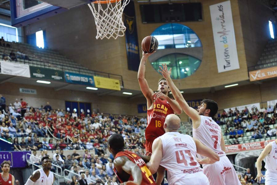 El equipo de Ibon Navarro se mantiene en los puestos de eliminatorias por el título arrasando al Tecnyconta Zaragoza en la segunda parte. La soledad de Neal por parte visitante – 31 puntos – contrastó con la fuerza como grupo del UCAM, con cuatro jugadores por encima de diez puntos