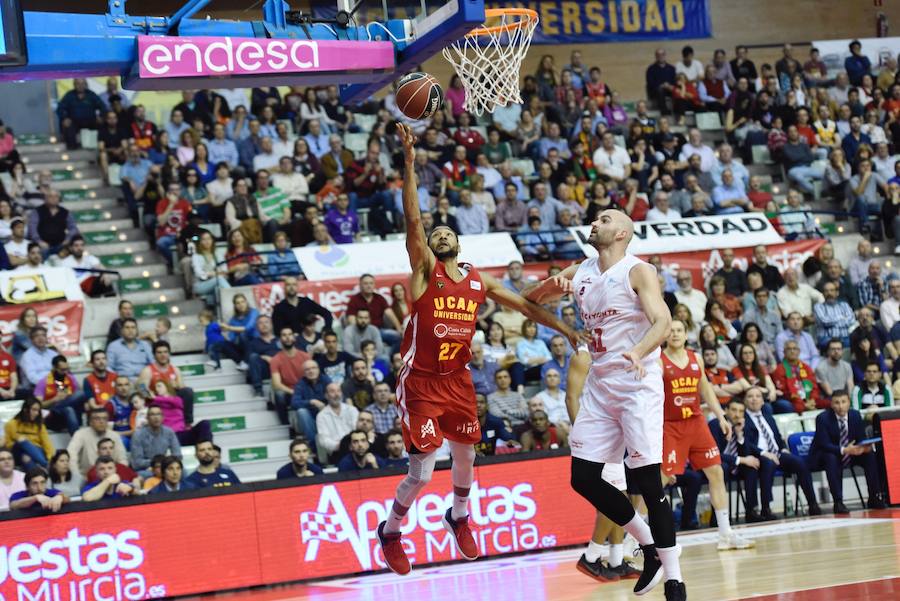 El equipo de Ibon Navarro se mantiene en los puestos de eliminatorias por el título arrasando al Tecnyconta Zaragoza en la segunda parte. La soledad de Neal por parte visitante – 31 puntos – contrastó con la fuerza como grupo del UCAM, con cuatro jugadores por encima de diez puntos