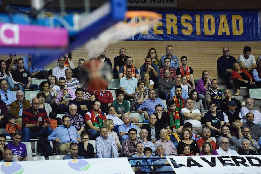 El equipo de Ibon Navarro se mantiene en los puestos de eliminatorias por el título arrasando al Tecnyconta Zaragoza en la segunda parte. La soledad de Neal por parte visitante – 31 puntos – contrastó con la fuerza como grupo del UCAM, con cuatro jugadores por encima de diez puntos