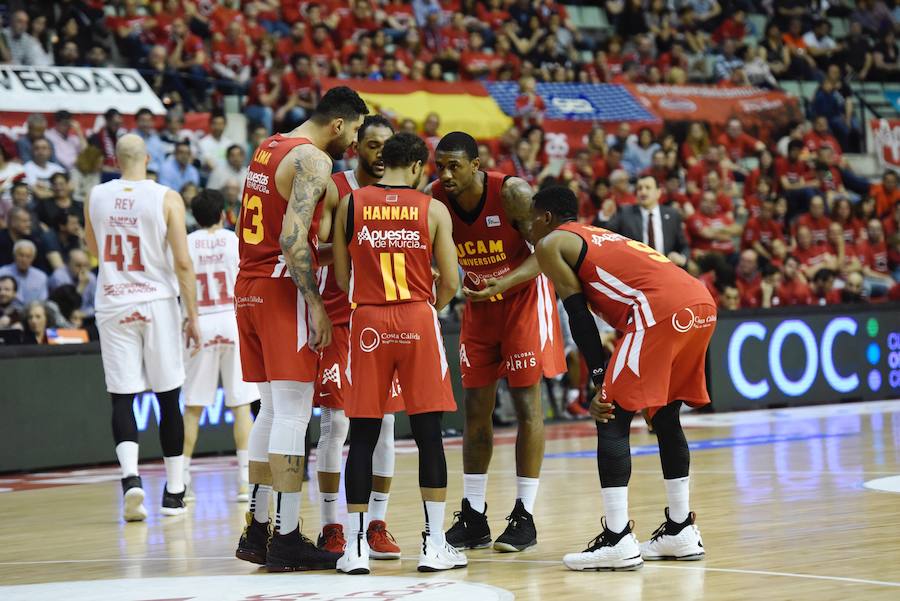 El equipo de Ibon Navarro se mantiene en los puestos de eliminatorias por el título arrasando al Tecnyconta Zaragoza en la segunda parte. La soledad de Neal por parte visitante – 31 puntos – contrastó con la fuerza como grupo del UCAM, con cuatro jugadores por encima de diez puntos