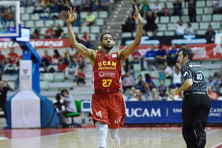 El equipo de Ibon Navarro se mantiene en los puestos de eliminatorias por el título arrasando al Tecnyconta Zaragoza en la segunda parte. La soledad de Neal por parte visitante – 31 puntos – contrastó con la fuerza como grupo del UCAM, con cuatro jugadores por encima de diez puntos
