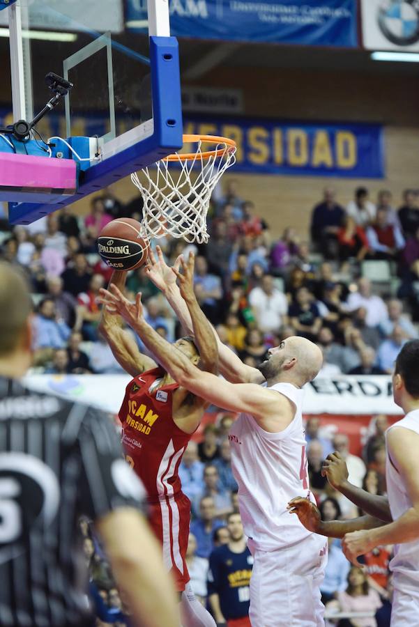 El equipo de Ibon Navarro se mantiene en los puestos de eliminatorias por el título arrasando al Tecnyconta Zaragoza en la segunda parte. La soledad de Neal por parte visitante – 31 puntos – contrastó con la fuerza como grupo del UCAM, con cuatro jugadores por encima de diez puntos