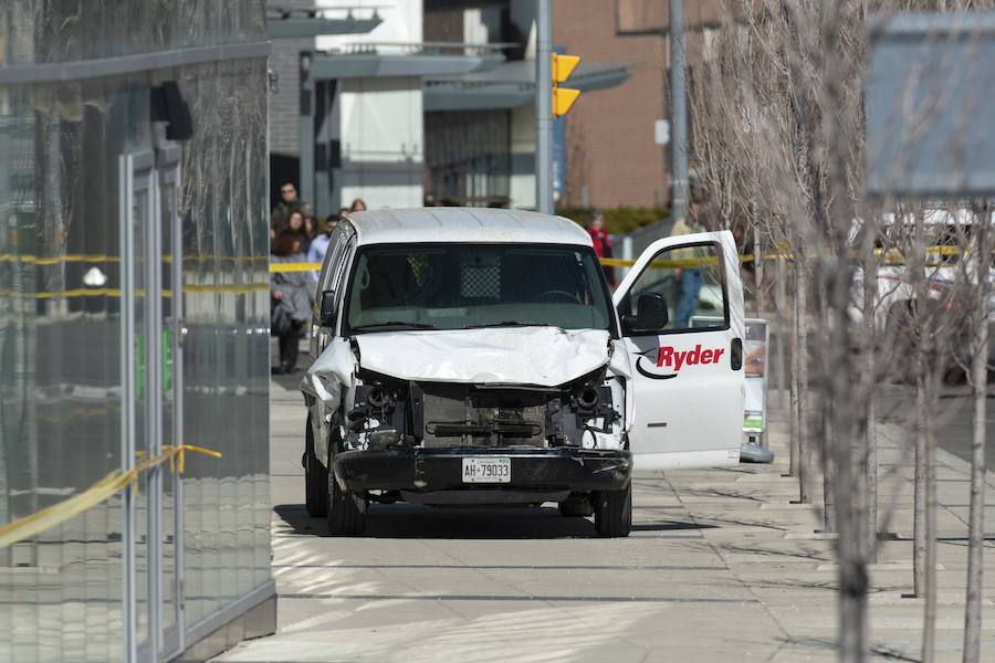 Al menos nueve personas murieron y 16 quedaron heridas el lunes en Toronto, luego de que una camioneta se lanzara a toda velocidad sobre una acera atropellando a varios peatones, informó la policía.