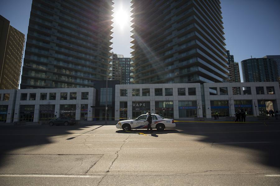 Al menos nueve personas murieron y 16 quedaron heridas el lunes en Toronto, luego de que una camioneta se lanzara a toda velocidad sobre una acera atropellando a varios peatones, informó la policía.