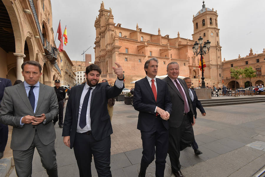 El ministro de Fomento manifestó en la mañana de este lunes que en un plazo de dos meses se licitará un volumen de obra en la Region de Murcia de 1.730 millones de euros en autovías y ferrocarriles, algo que no sucede en ninguna otra comunidad autónoma.