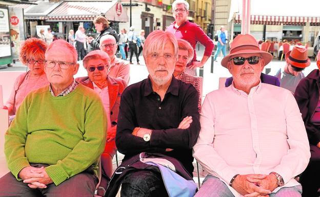 Sánchez Rosillo (c), ayer escuchando sus poemas. 