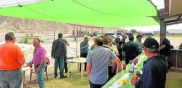 Los cazadores, durante la convivencia.