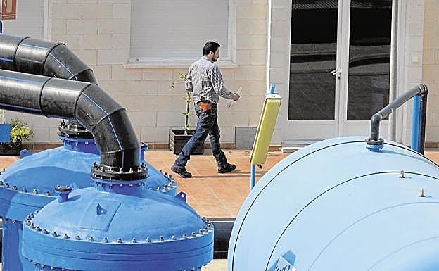 Un agente de la UDEF, durante el registro a la desalinizadora de Escombreras en mayo de 2016.