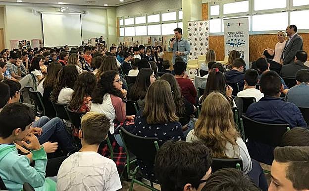 La consejera de Educación, Juventud y Deportes, Adela Martínez-Cachá, junto al cantante Xuso Jones, durante la presentación de las actividades programadas para la semana contra el acoso escolar.
