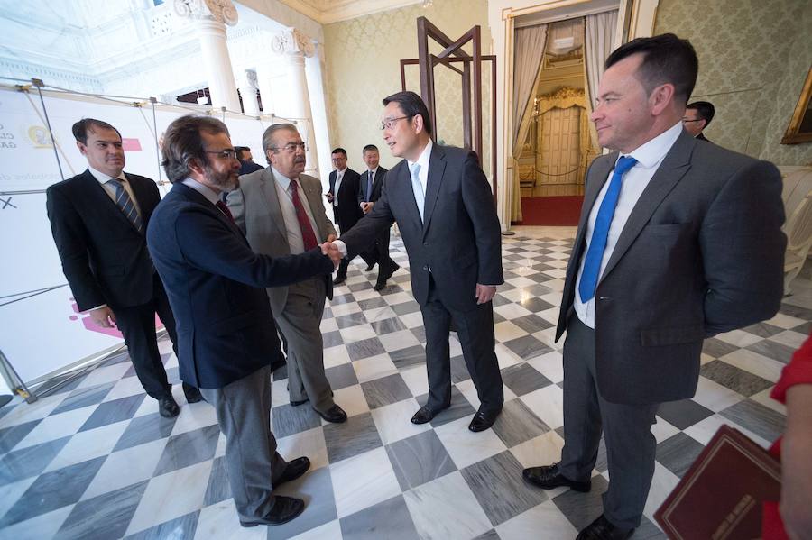 El embajador en España, Lyu Fan, explica el interés de los inversores asiáticos por la tecnología de riego desarrollada en la Región