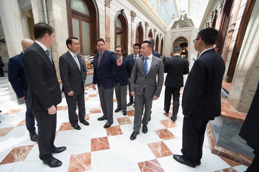 El embajador en España, Lyu Fan, explica el interés de los inversores asiáticos por la tecnología de riego desarrollada en la Región