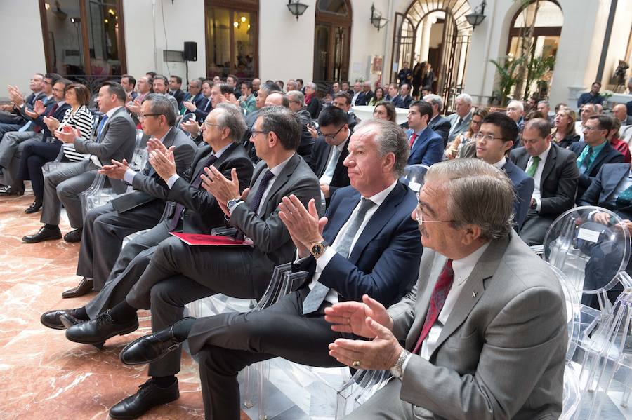 El embajador en España, Lyu Fan, explica el interés de los inversores asiáticos por la tecnología de riego desarrollada en la Región