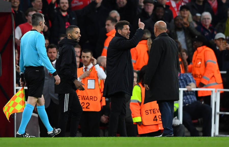 El Atlético sacó un valiosísimo empate del Emirates gracias a un tanto de Griezmann que neutralizó el gol de Lacazette en un partido en el que el conjunto español se quedó sin Vrsaljko y sin Simeone, expulsados al poco de comenzar el choque.