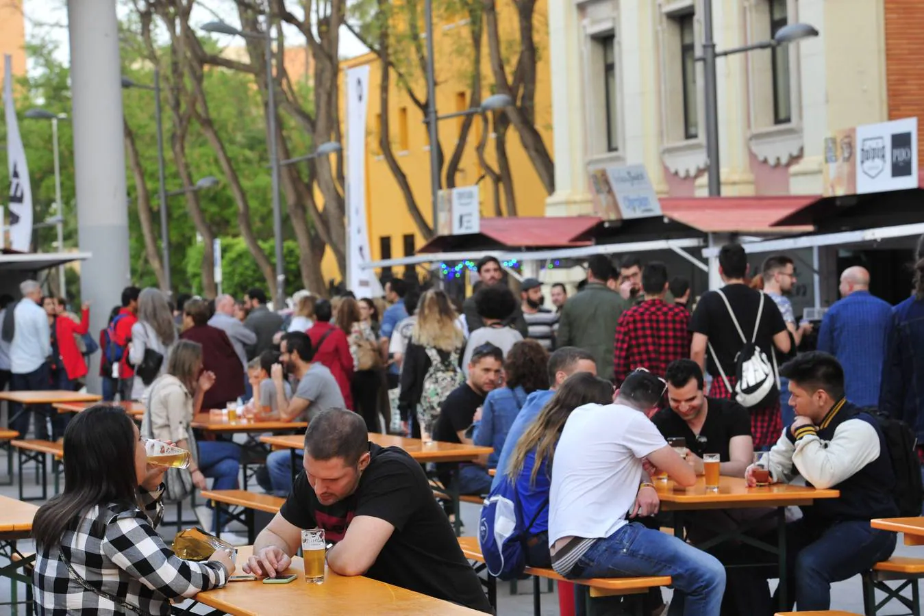 El Festival de la Cerveza reúne hasta el domingo en Murcia medio centenar de tipos de birras para maridar con tapas y quesos y embutidos 'gourmet'