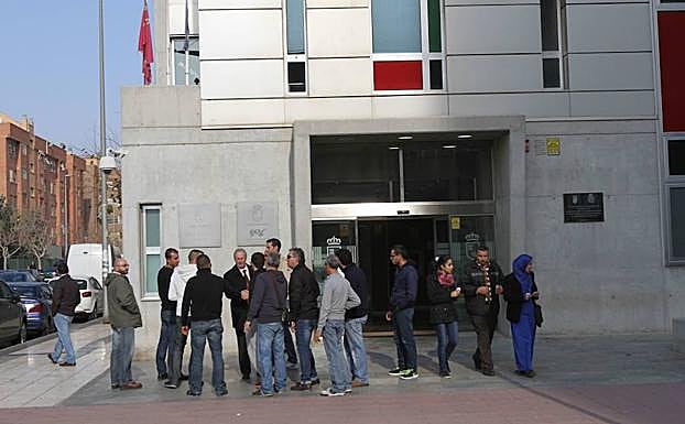 Desempleados, frente a la puerta de las oficinas de empleo en Cartagena.