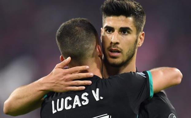 Lucas Vázquez abraza a Marco Asensio tras el gol del balear ante el Bayern. 