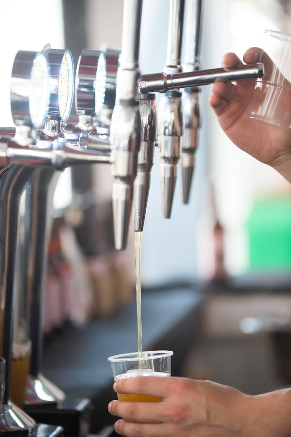 El evento reúne hasta el domingo en la plaza de la Universidad una selección de cervezas destacadas y artesanales que podrán disfrutarse con tapas variadas.